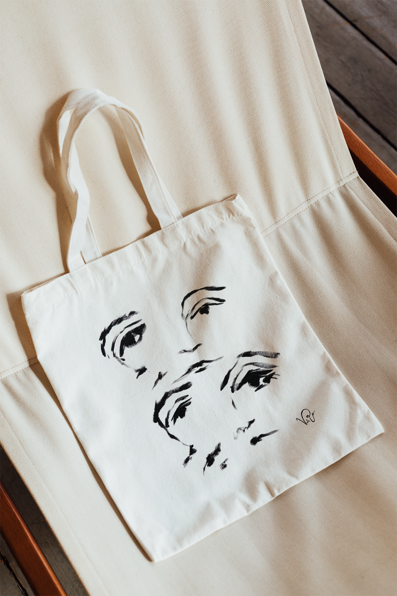 Echoes – Artistic Tote Bag Featuring Expressive Eyes