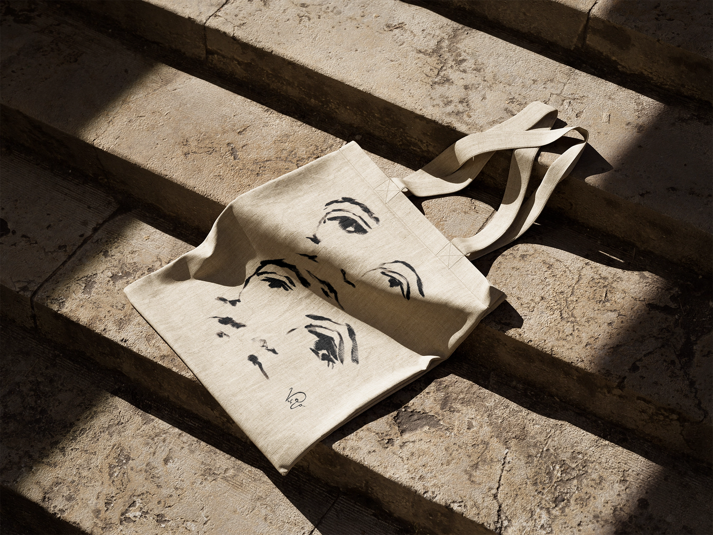 Echoes – Artistic Tote Bag Featuring Expressive Eyes